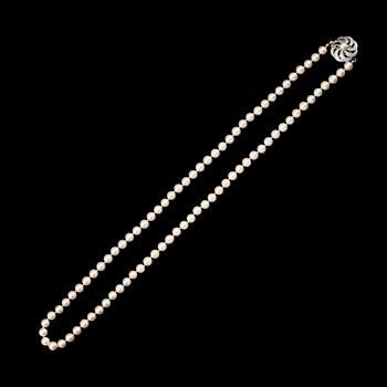 PÄRLCOLLIER, odlade sötvattenpärlor, silverlås.