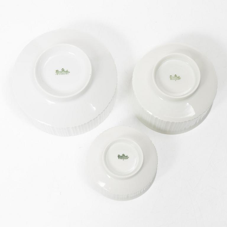 Tapio Wirkkala, A dinner service, 81 pieces, porcelain, “Variation”, Rosenthal Studio-line, designed in 1962.