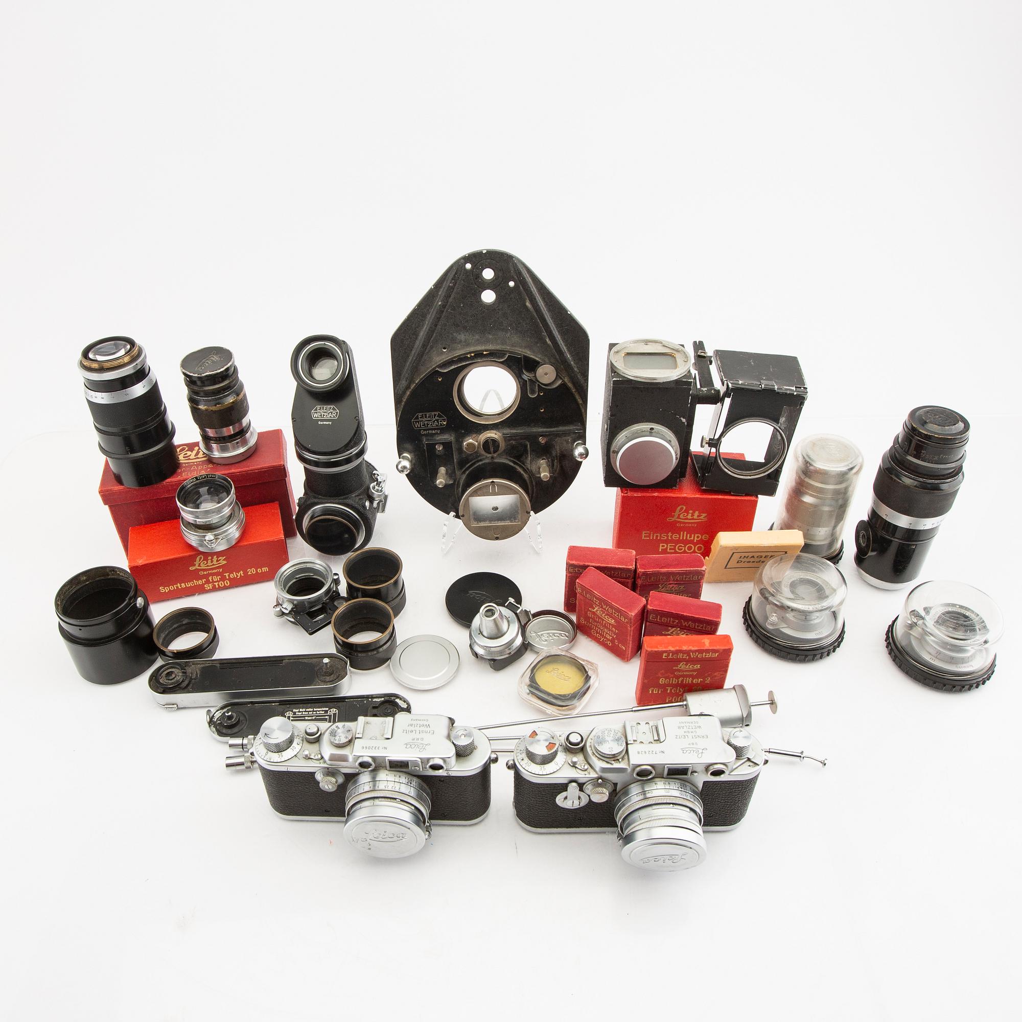 Kameror 2 st samt tillbehör Leica.