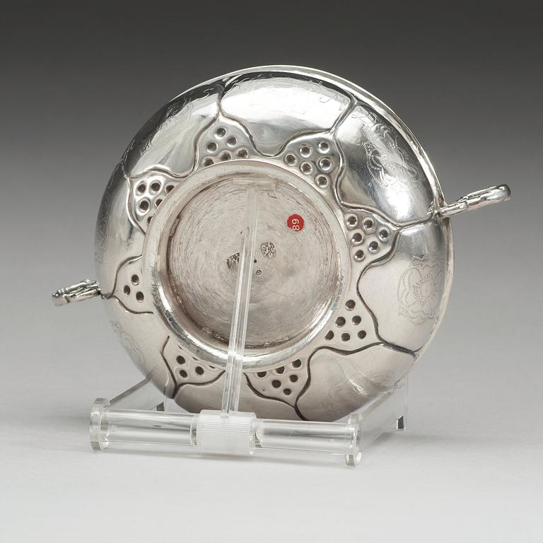 A Swidish 18th century silver bowl, marks of Niclas Wiggman, Kalmar 1761.