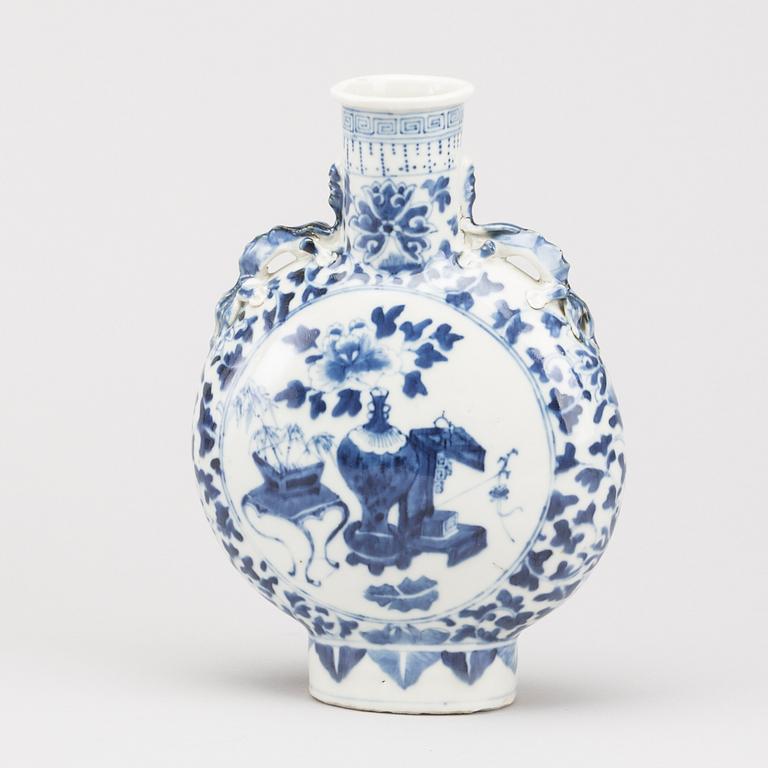 A BLUE/WHITE CHINESE QING DYNASTY VASE.