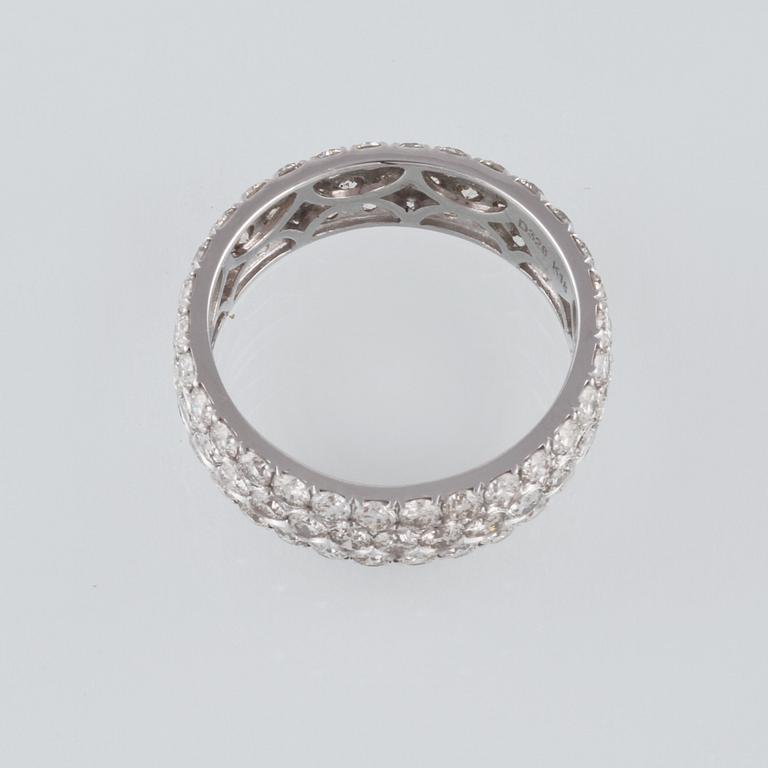 RING, 18K vitguld med 90 briljantslipade diamanter 3.26 ct. Vikt 4,1 gram.