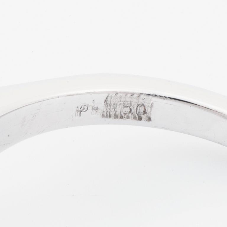 Ring platina med en smaragdslipad diamant.