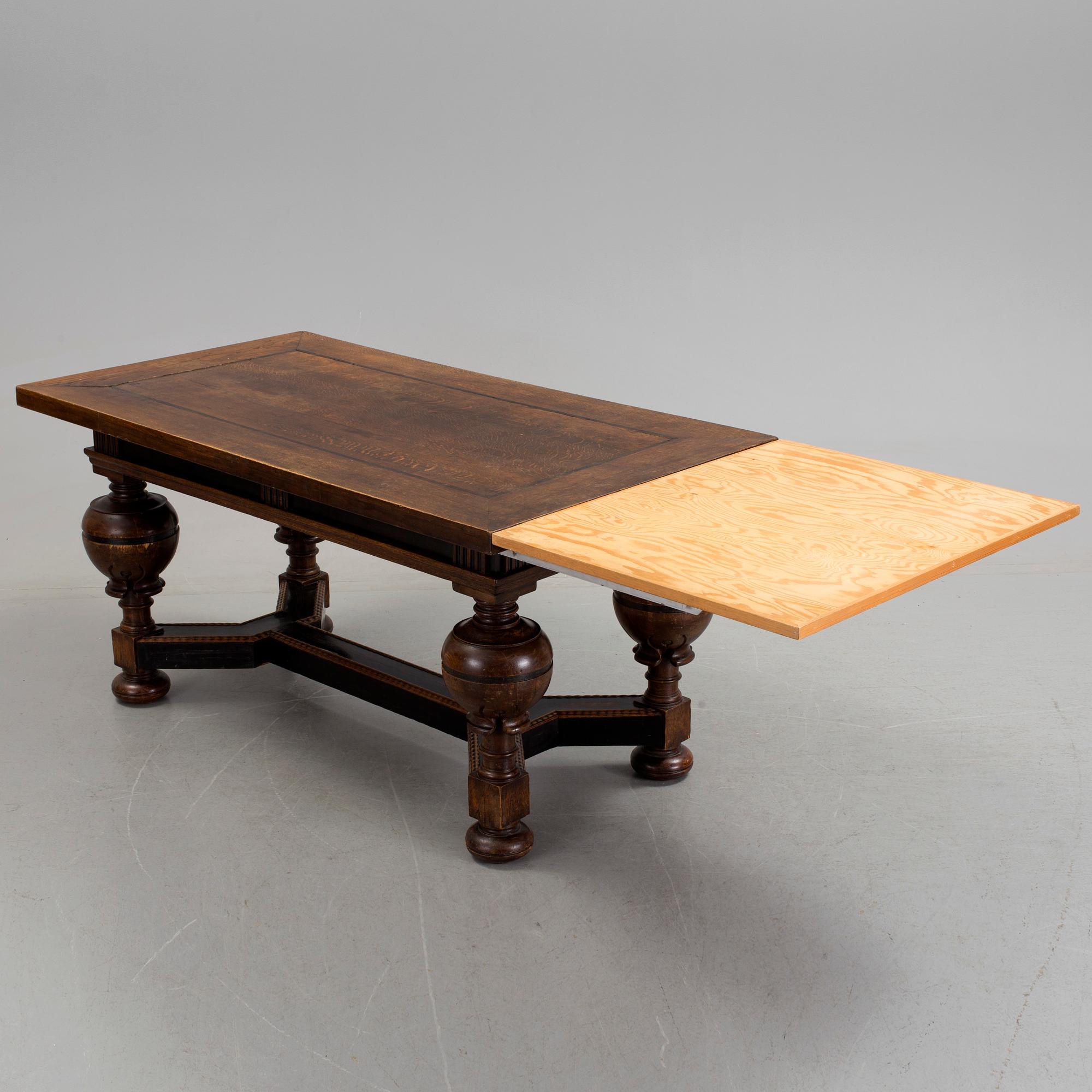 A baroque-style dining table from around 1900.