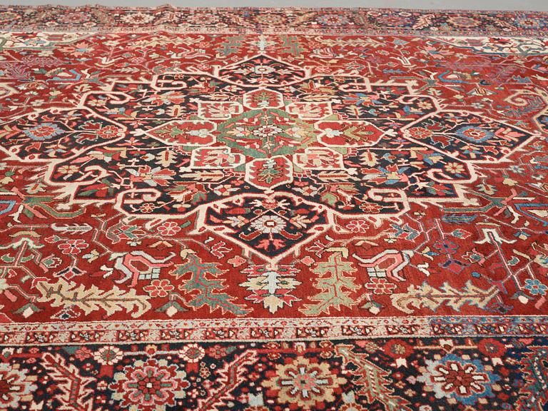 A CARPET, a semi-antique Heriz/Gorovan, ca 441,5 x 356,5 cm.