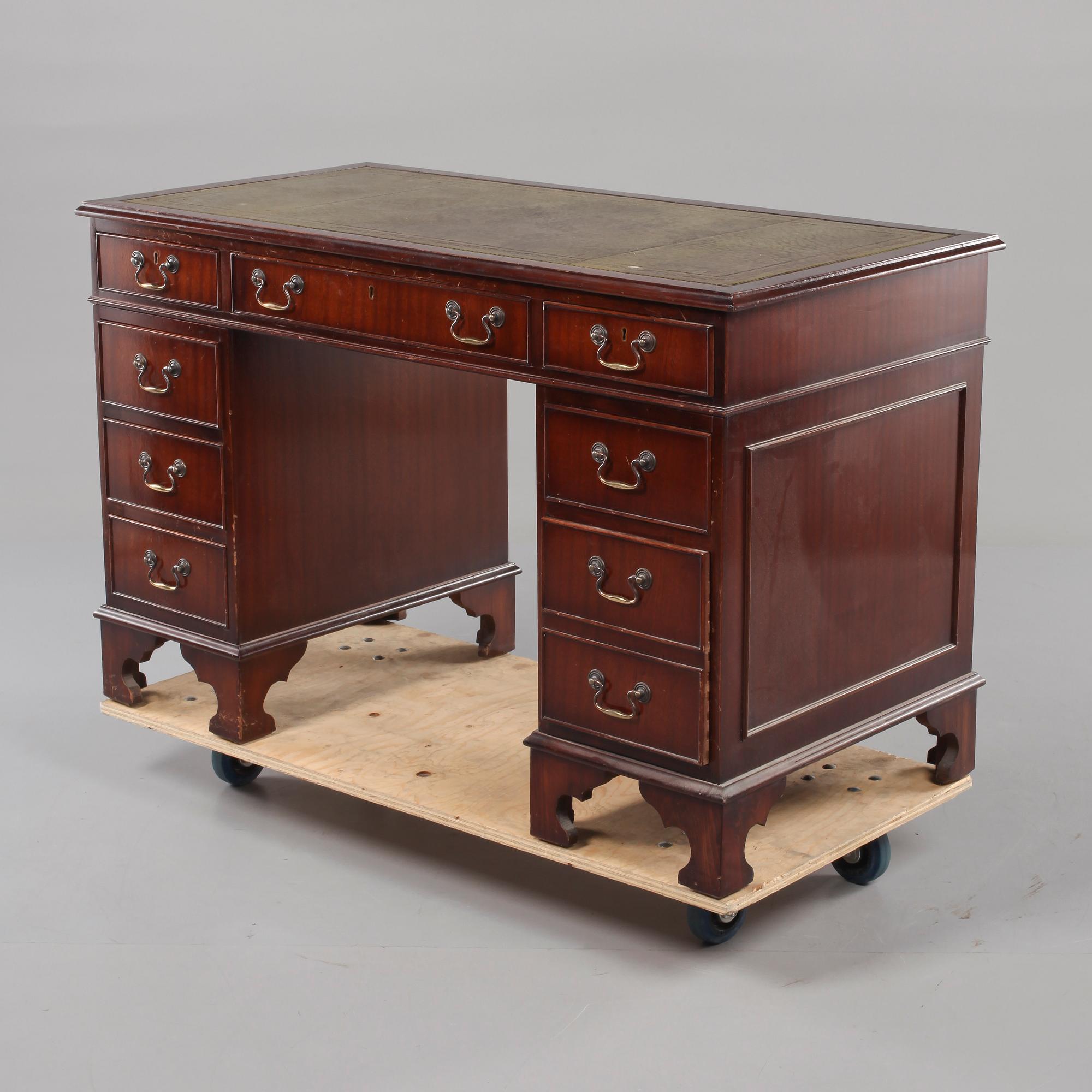 SKRIVBORD, engelsk stil, 1900-talets andra hälft.