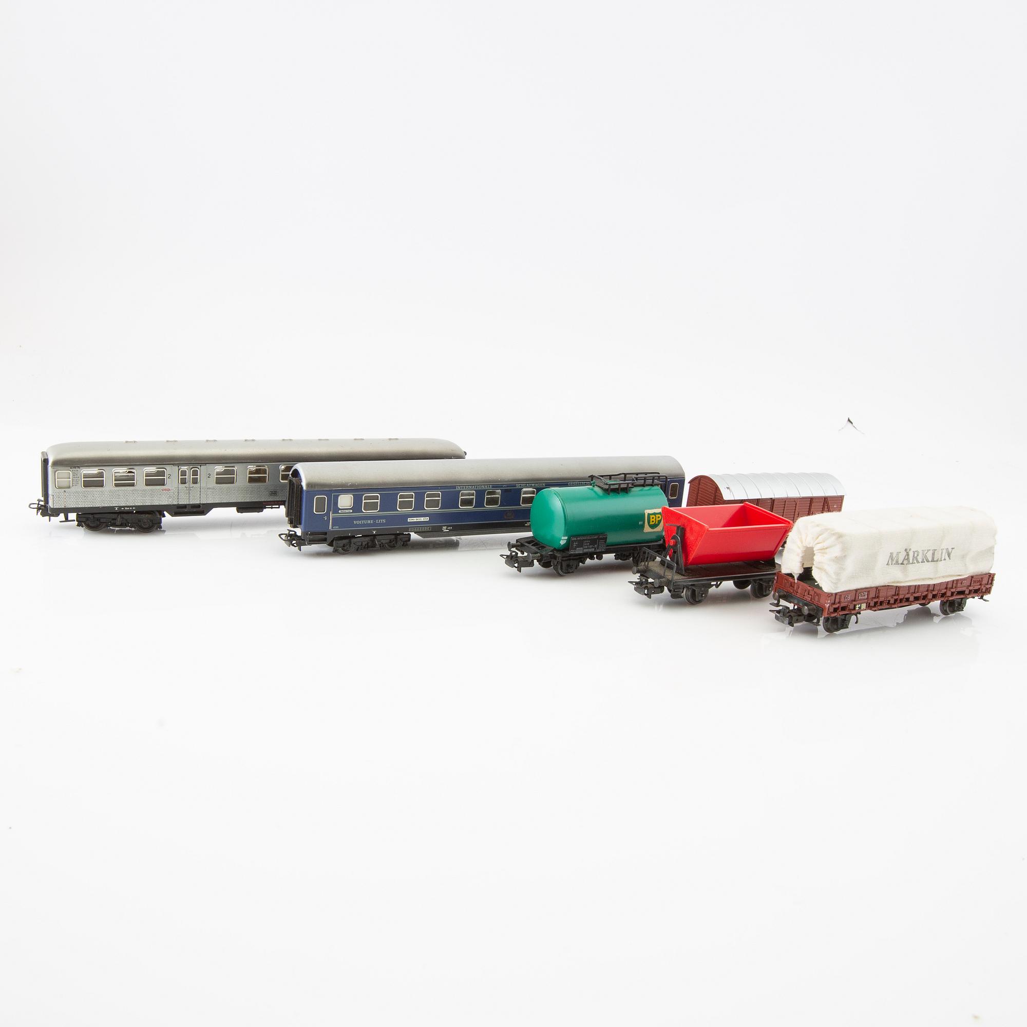 Märklin, 5 st. lok, bl a modell 3048 och 3043, 6 vagnar av olika modell.