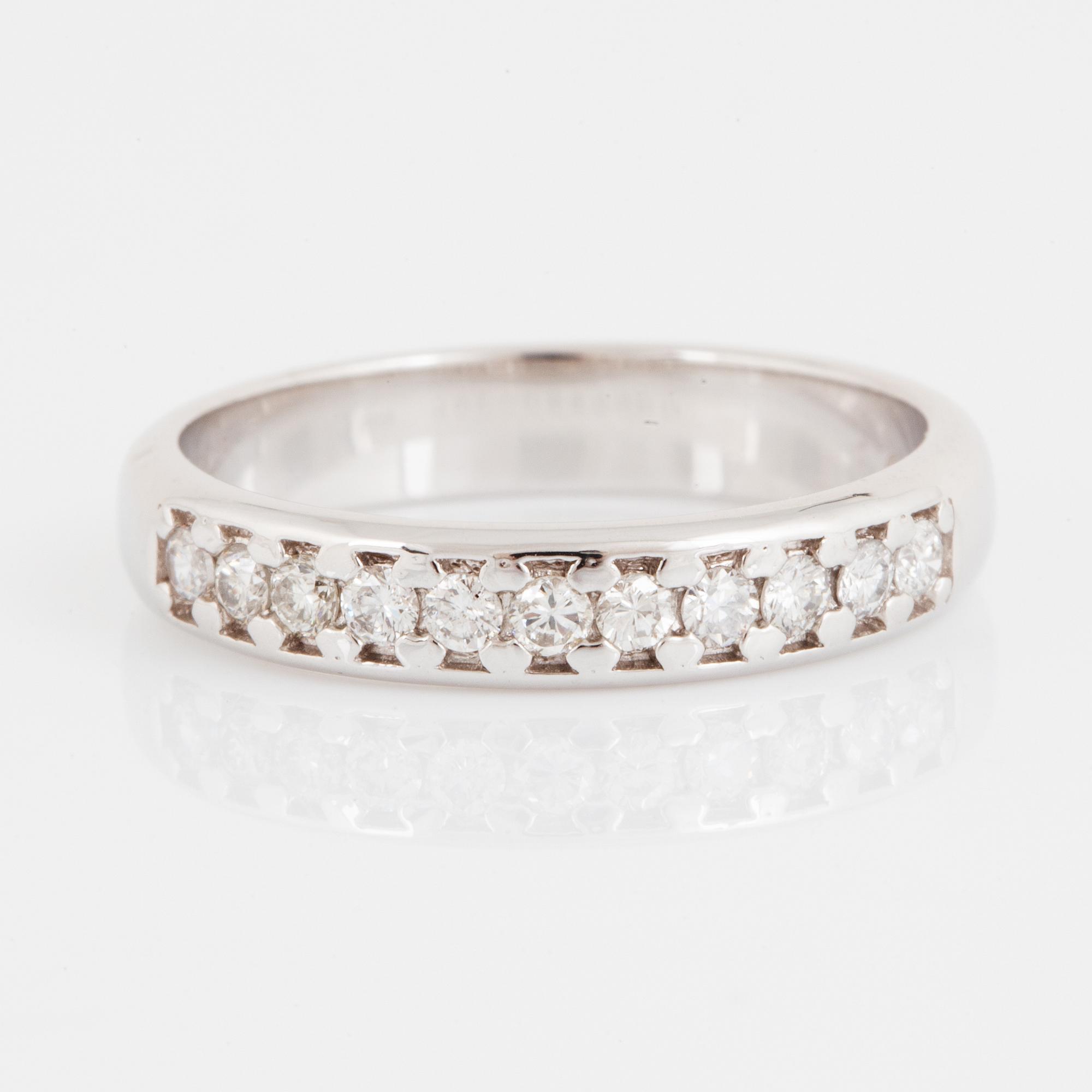RING, halvallians med briljantslipade  diamanter.