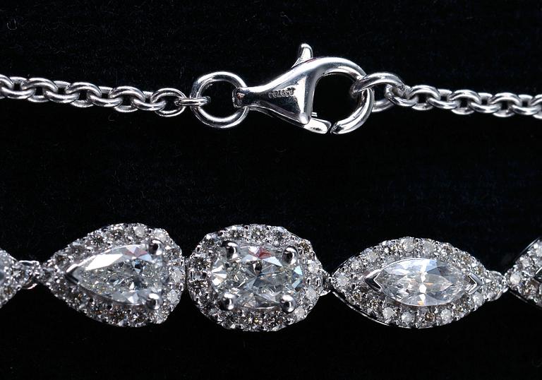 COLLIER, 6 navette, 8 dropp, 15 oval och 295 briljantslipade diamanter 6.50 ct. Si/I. 18K vitt guld.