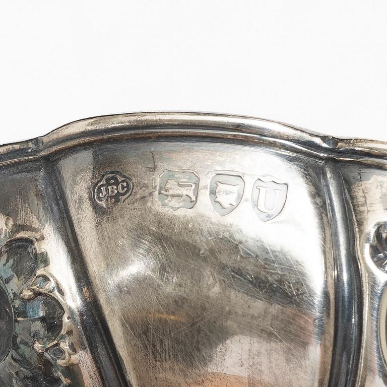 A pair of silver bowl, Carrington & Co, london, England, 1895.