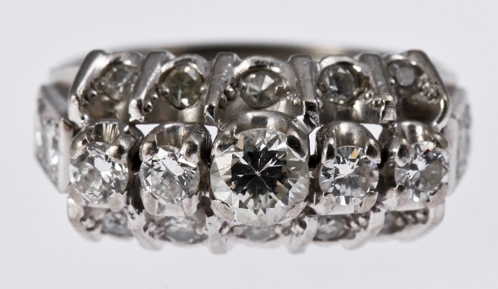 RING, 18 K vitguld med briljantslipade dianmanter, 1963.