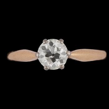 1398. RING, 18k guld med en gammalslipad diamant, ca 0.70 ct. Vikt.