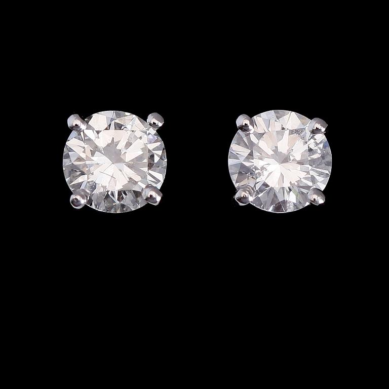 ÖRHÄNGEN, 1 par, 18K vitguld, solitära briljantslipade diamanter tot ca 0.62 ct.