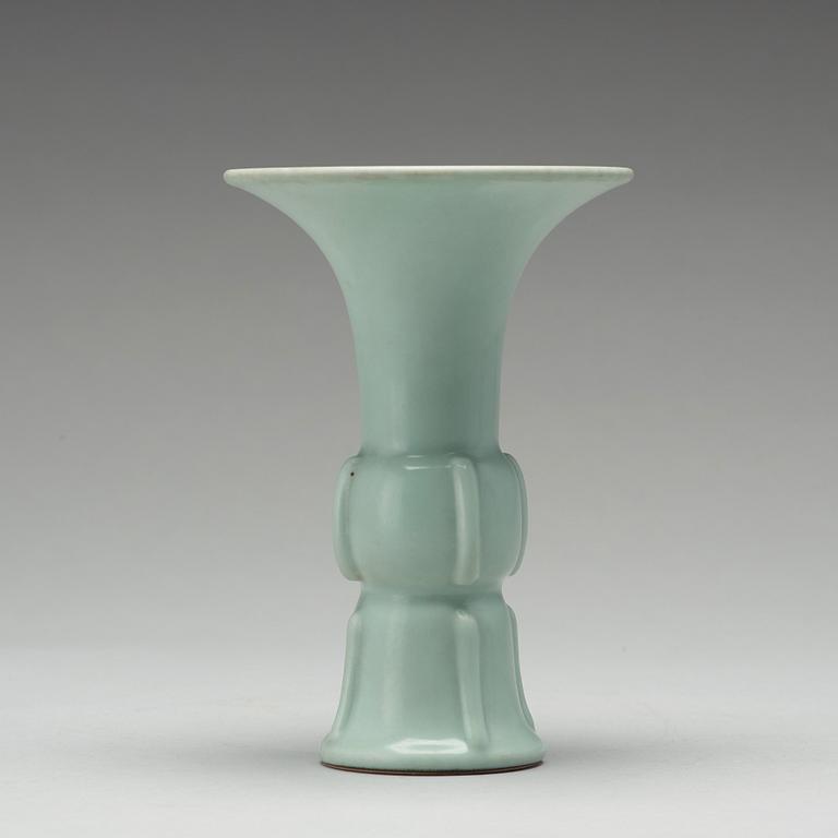 VAS, porslin. Kina, 1900-tal, troligen Republik med Qianlongsmärke.