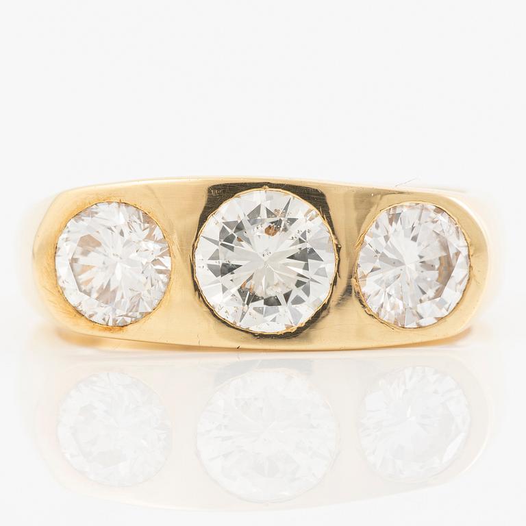 Ring in 18K gold with three brilliant-cut diamonds.