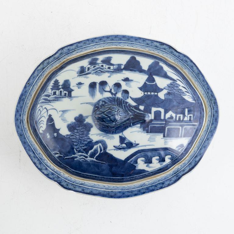 A pair of blue and white covered porcelain dishes, China, Qing dynasty, around 1800.