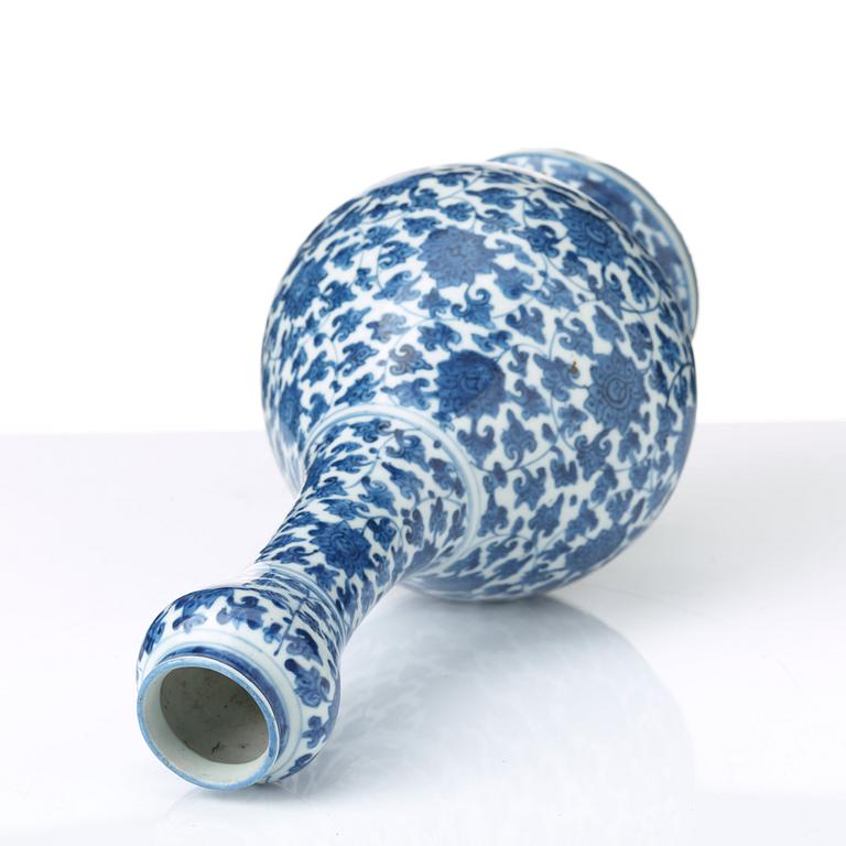 A blue and white lotus vase, 17th Century.