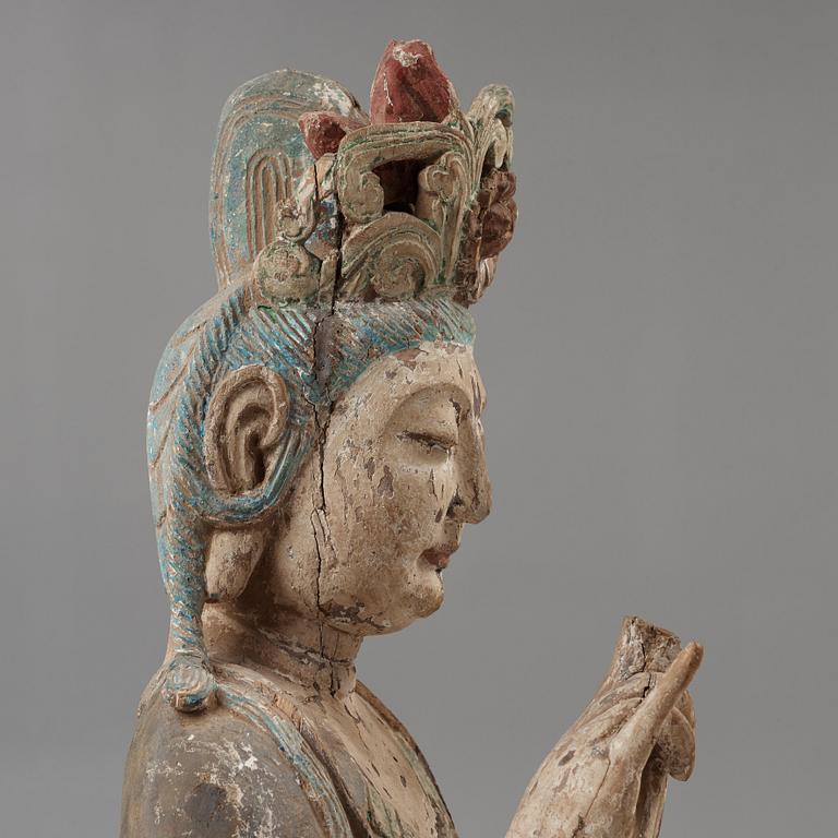 A large wooden scultpure of Guanyin, Qing dynasty, 17th/18th Century.