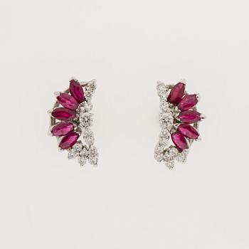 ÖRHÄNGEN, 14K vitguld, briljantslipade diamanter totalt ca 1,08 ct, rubiner ca 1,70 ct. Erkki Nupponen, Helsingfors.