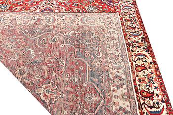 A Mahal carpet c. 315 x 215 cm.