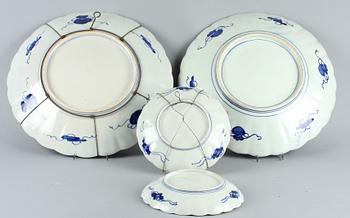 FAT, 2 st, samt TALLRIKAR, 2 st, porslin, Imari, Japan, 1900-tal.