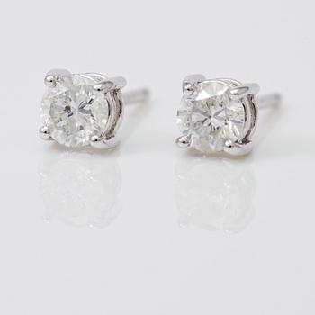 ÖRHÄNGEN, 1 par, solitära briljantslipade diamanter totalt ca 0,74 ct.