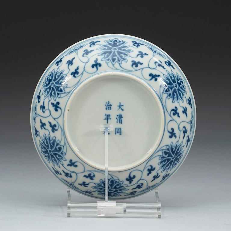A set of blue and white lotus dishes, Qing dynasty, 19th century with Tongzhis six character mark in underglaze blue.