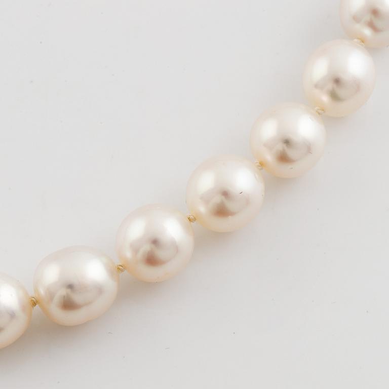 Cultured fresh water pearl neckace, clasp 18K white gold.