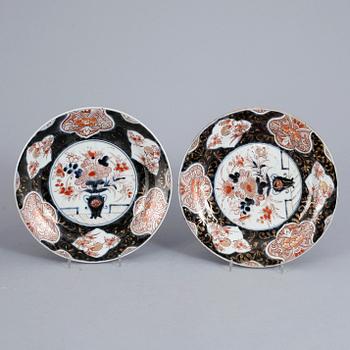 SKÅLFAT, ett par, porslin Imari Japan 1700-tal.