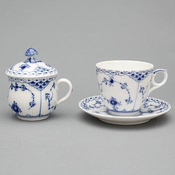 MATSERVIS, 74 delar. Porslin. Musselmalet. Royal Copenhagen.