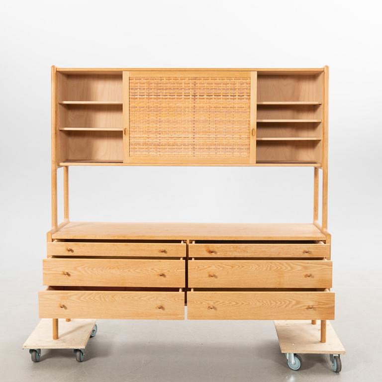 Hans J. Wegner, Skåp, "RY-20" för Ry Möbler, Danmark.