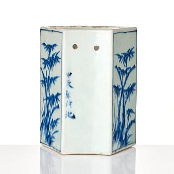 A blue and white Transitional vase/chopstick-holder, 17th Century.