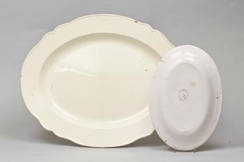 UPPLÄGGNINGSFAT, 2 st, fajans. England och frankrike, 1700/1800-tal.