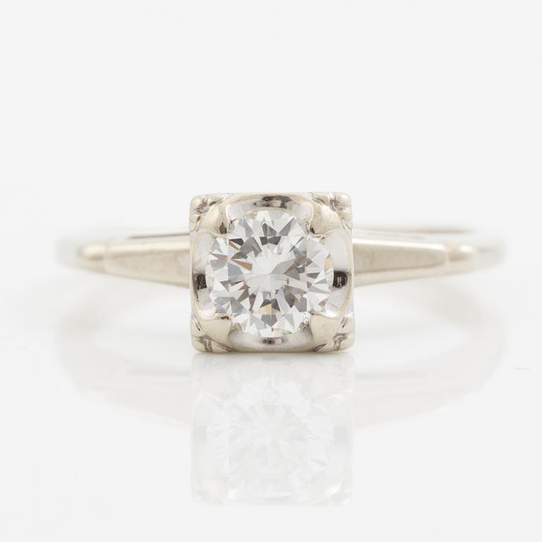 Ring, solitaire, 14K white gold with brilliant-cut diamond.