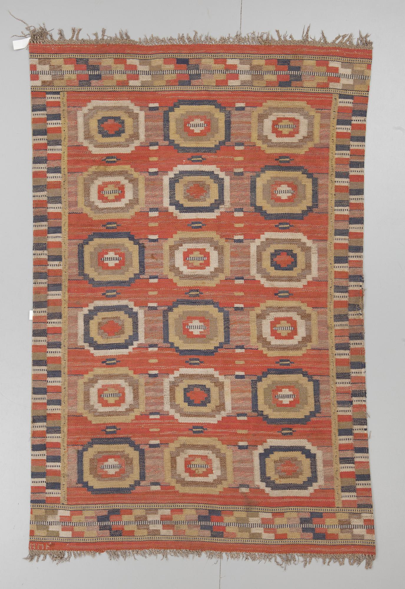 MATTA. Rölakan. "Röda Åttan". Märta Måås-Fjetterström. Sign AB MMF. 242 x 164 (176).