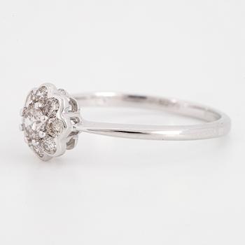 RING, med briljantslipade diamanter, blomformad.