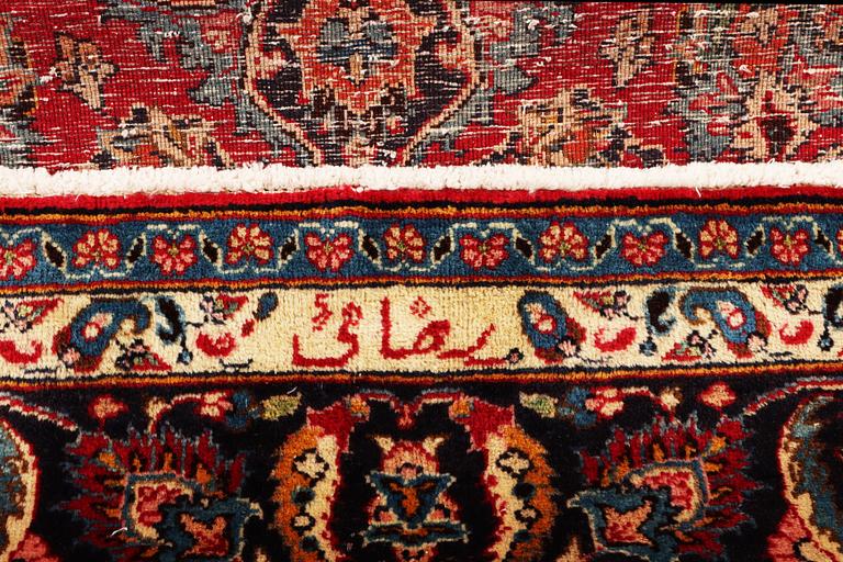 A Najafabad carpet, c. 292 x 202 cm.