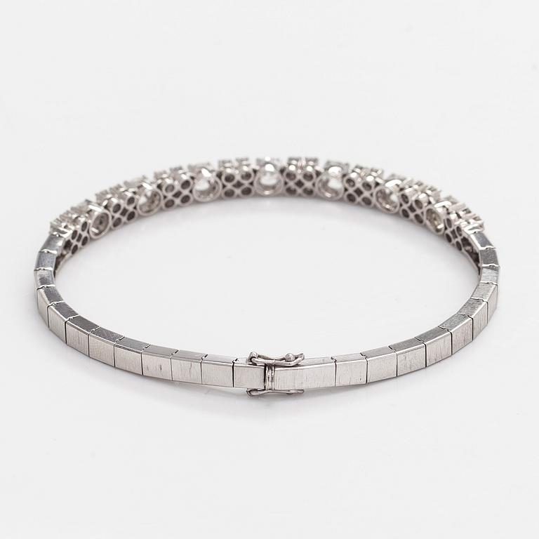 Armband, 14K vitguld med briljantslipade diamanter, Importstämplad A. Tillander 1975.