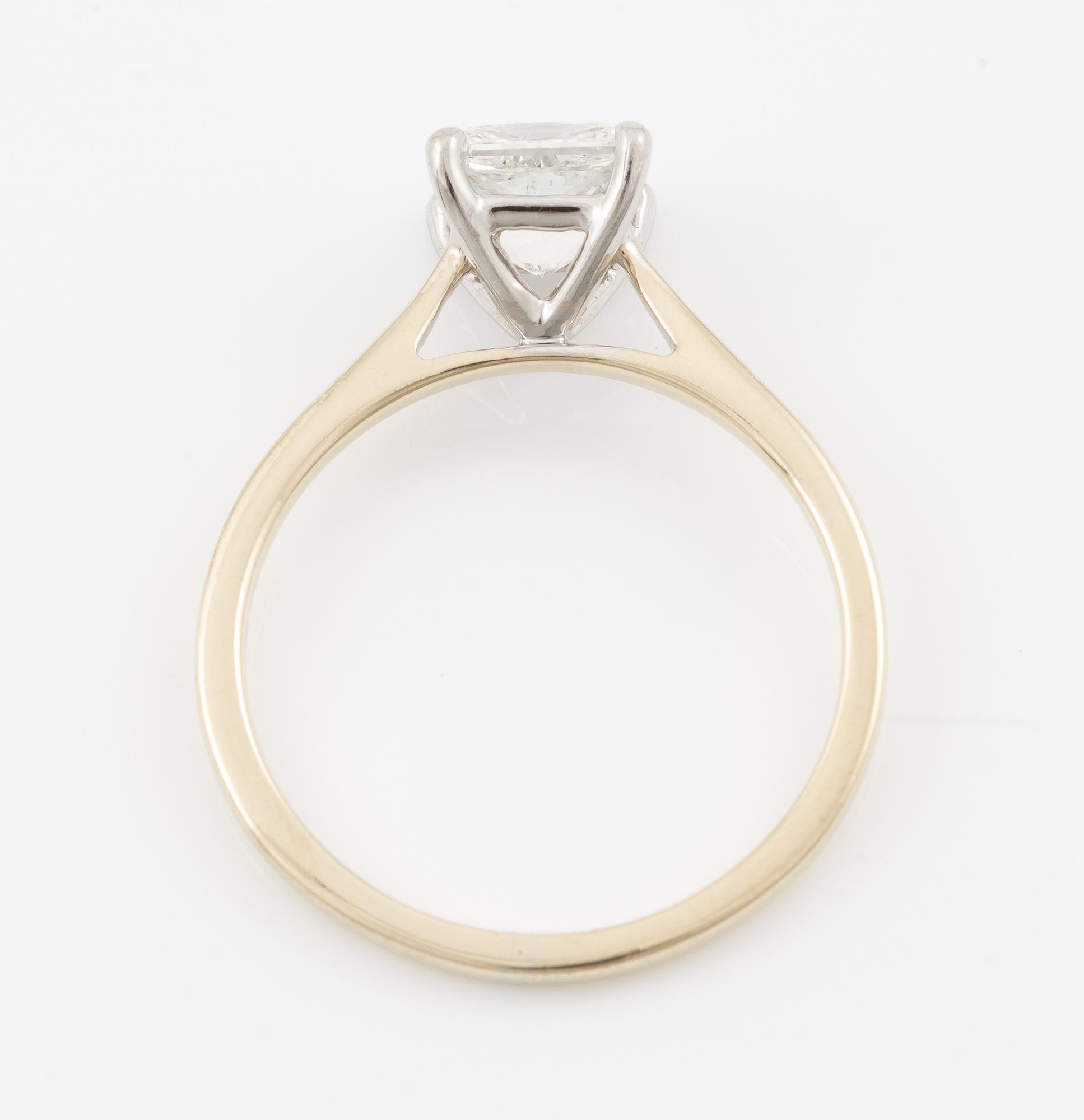 Ring, 18K gold with princess-cut diamond 1.02 ct.