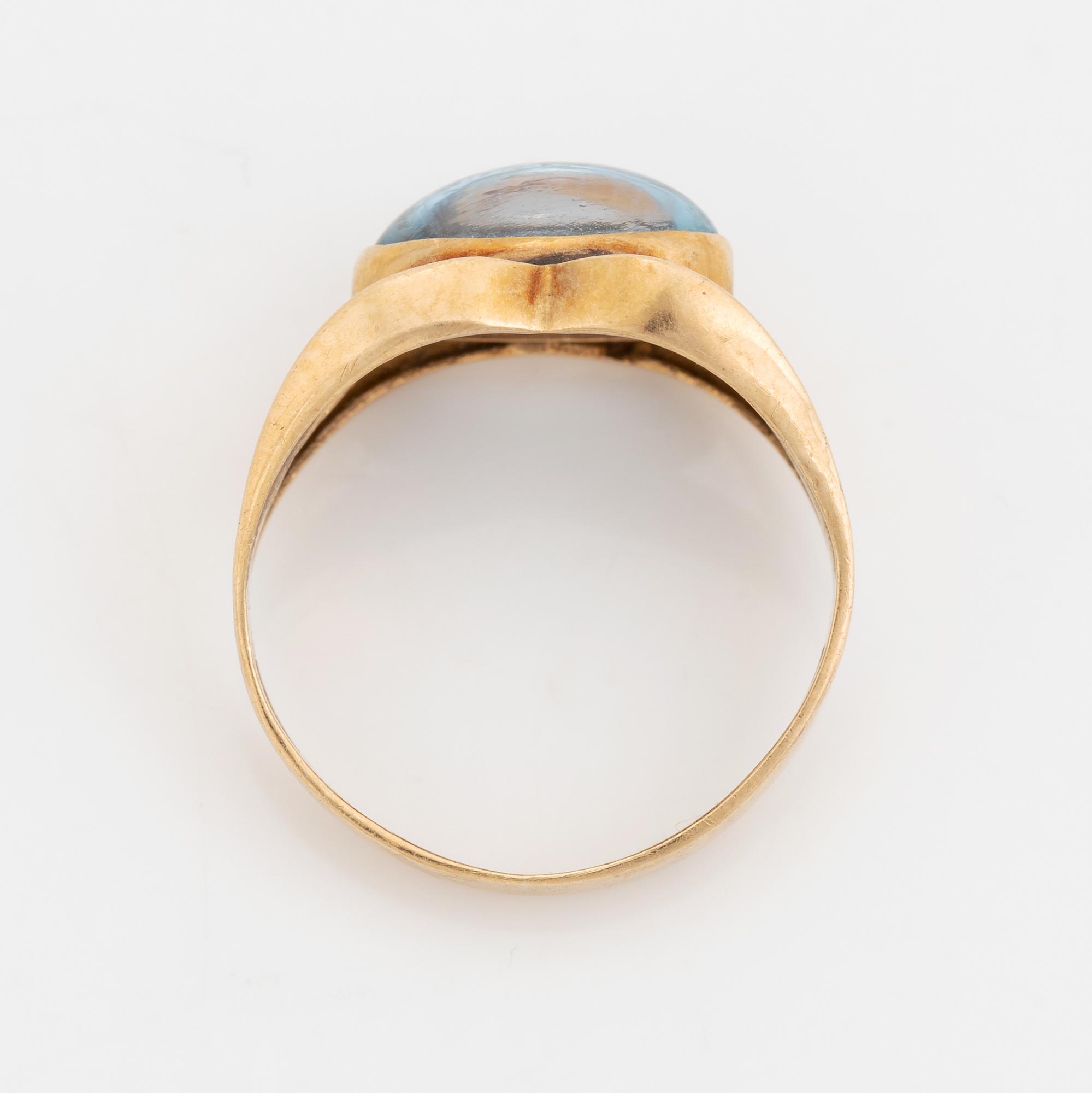 Ring med blå cabochonslipad syntetisk spinell.