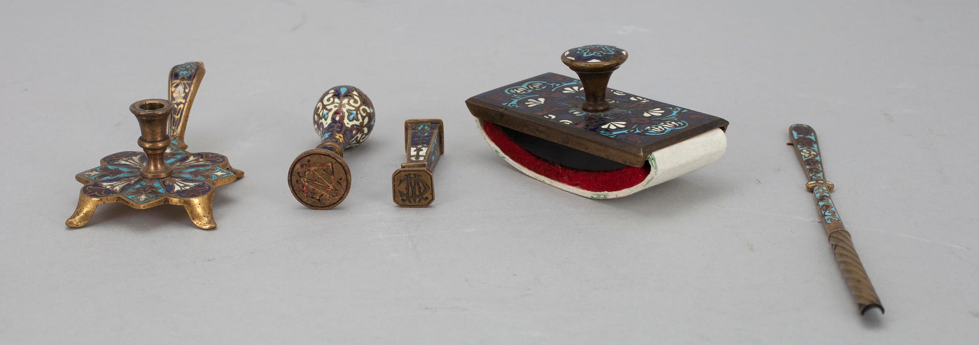 SKRIVBORDSSET, 5 delar, mässing samt cloisonné emalj, 1800-talets slut.