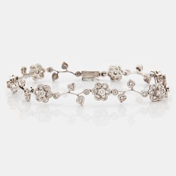 1043. An 18K white gold bracelet set with round brilliant-cut diamonds.