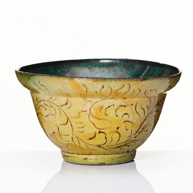 A Japanese kutani bowl, Edo period (1666-1868).