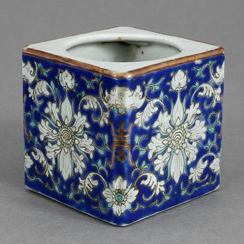 PENSELBAD, porslin, Kina 1900-talets första hälft.