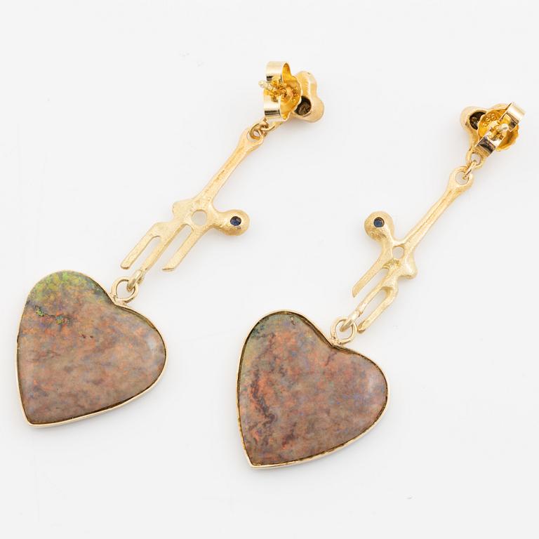A pair of earrings 14K gold with opal.