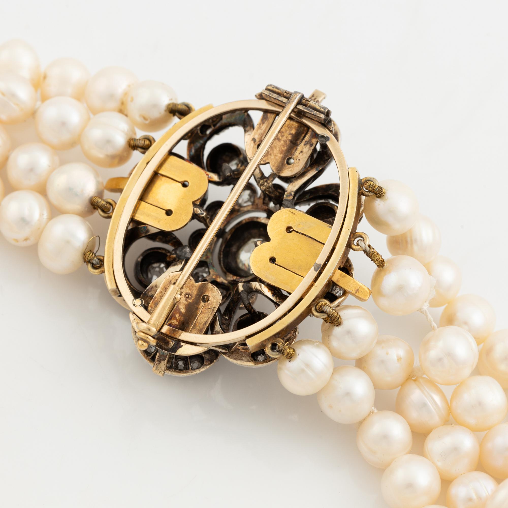 Collier/brooch, four-stranded with cultured pearls, clasp with old-cut diamonds.