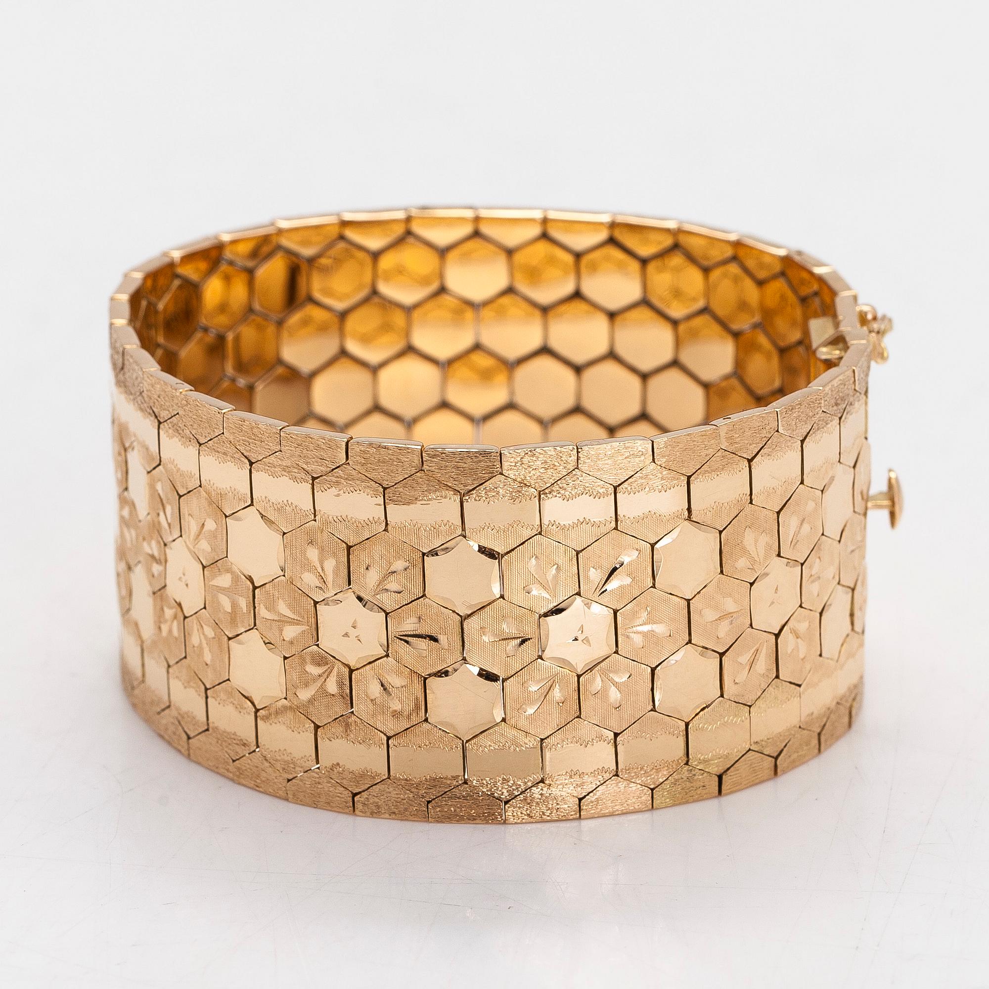 An 18K gold bracelet, Italy.