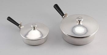 KAROTTER, 2 st, silver, CG Hallberg, Stockholm 1910 och 1915. Vikt ca 1199 g.