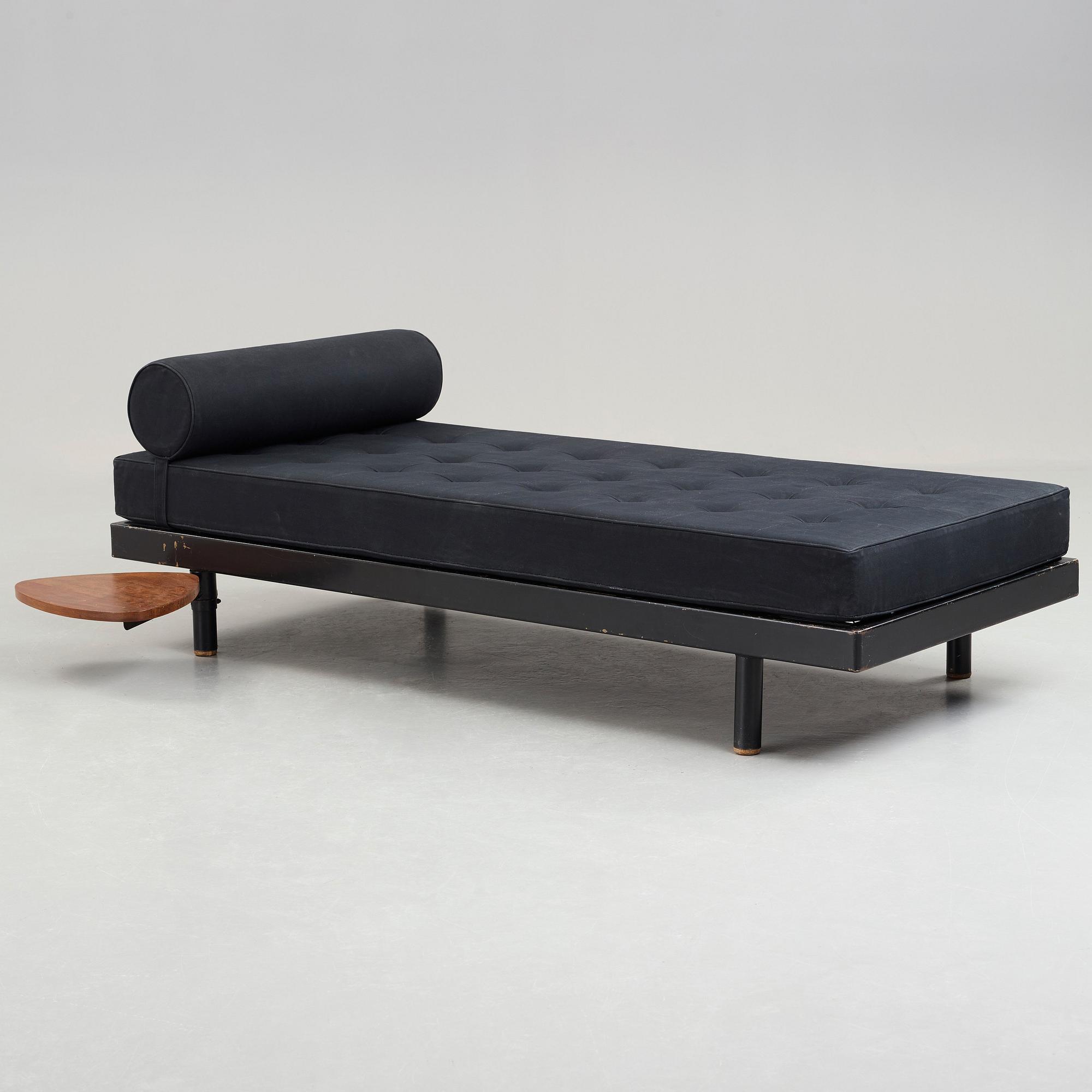 JEAN PROUVÉ & CHARLOTTE PERRIAND, dagbädd med sidobord, "Scal No 450" "Antony", Frankrike, ca 1954.