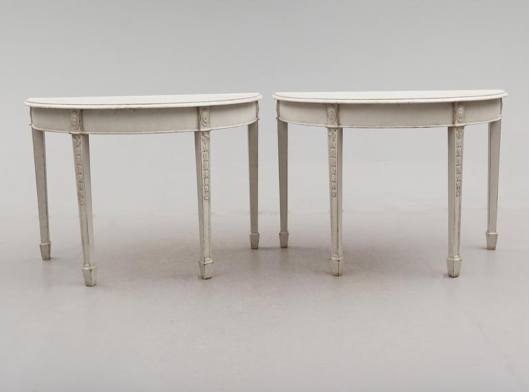 VÄGGBORD / SIDOBORD, ett par, gustaviansk stil, 1900-talets första hälft.